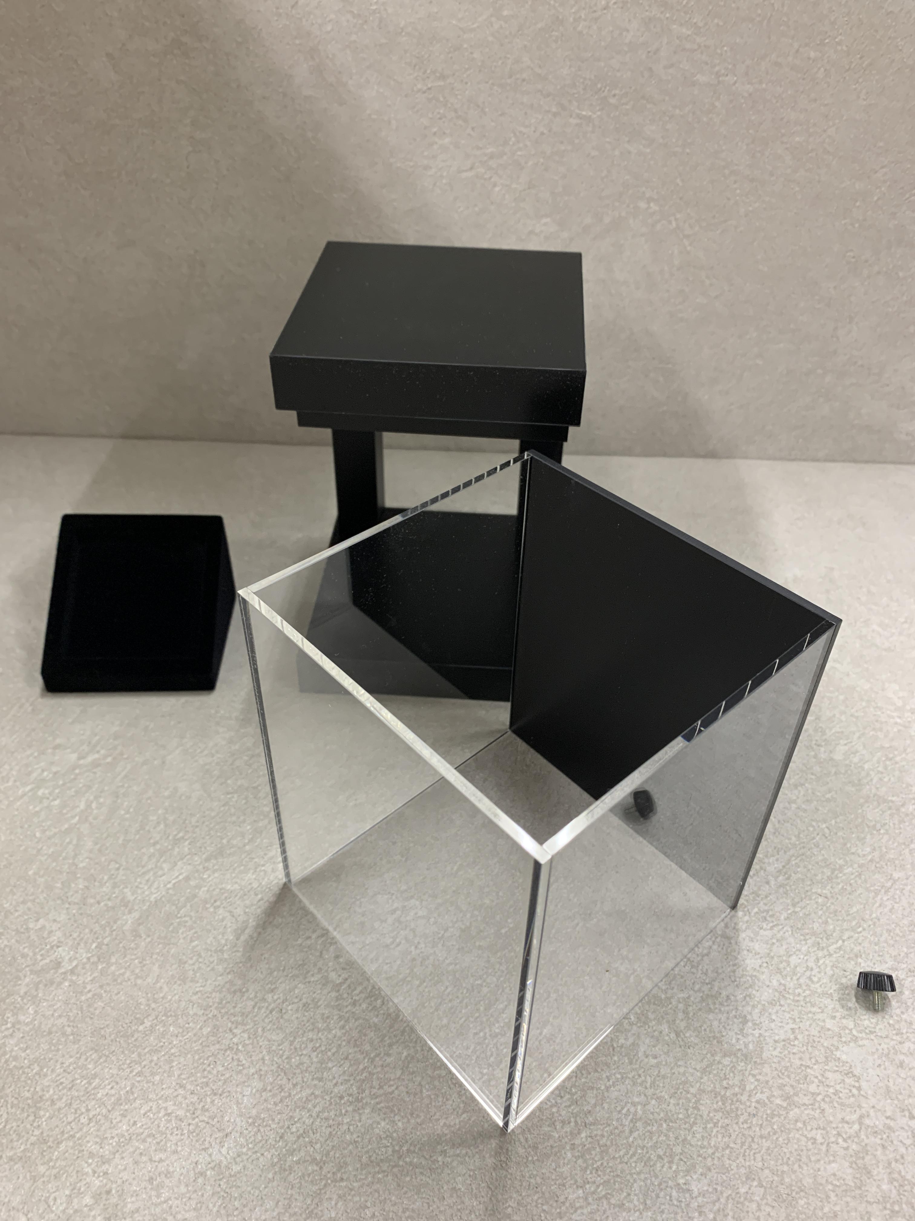 アクリル透明3t アクリル黒マット3t 

ウォッチ台座は木工＋フロッキー黒仕上げ